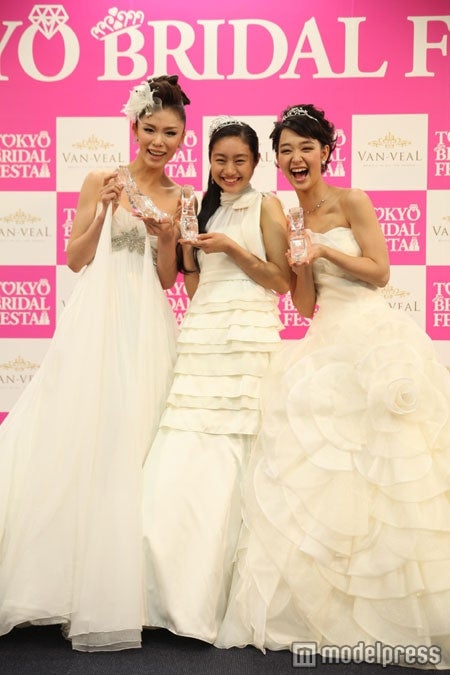 剛力彩芽、忽那汐里、弾ける笑顔でウエディングドレス姿を初披露