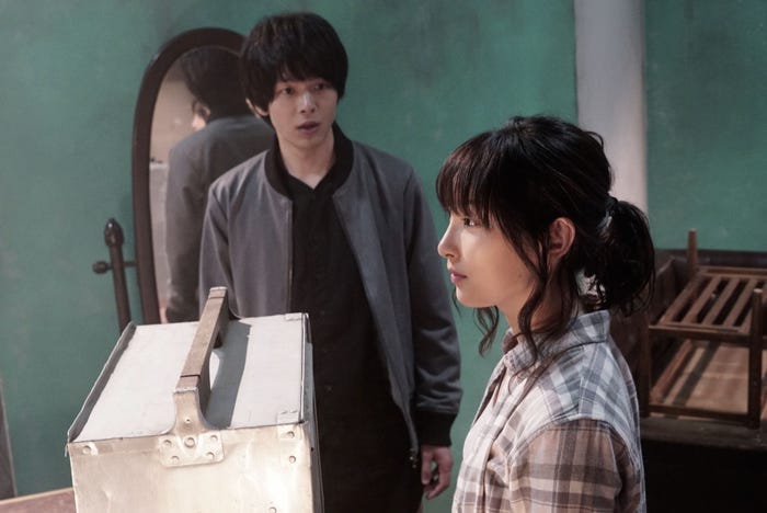 中村倫也、家入レオ(C)観月 昴・奥 道則/日本文芸社(C)2017「新宿セブン」製作委員会