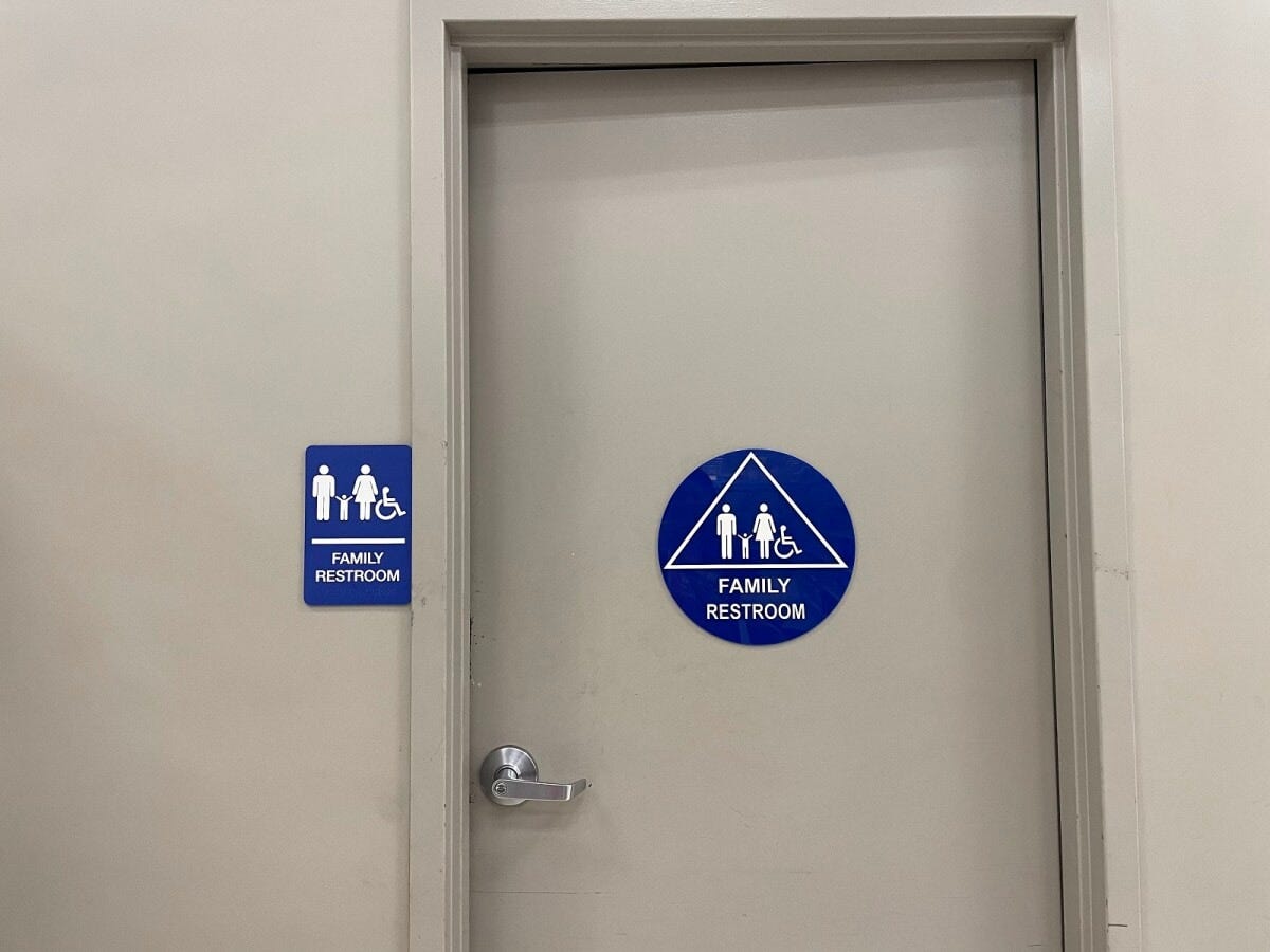 ベビーカーも一緒に入ることができるファミリー用のトイレルーム