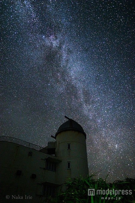 星空観測タワーと天の川／画像提供：沖縄観光コンベンションビューロー、撮影者：入江中