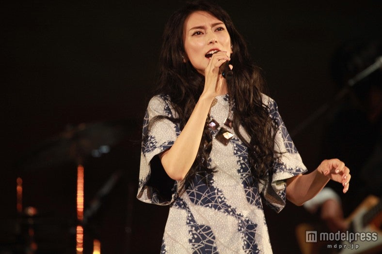 柴咲コウ、2年ぶり全国ツアー開幕　ヒットカバー曲を熱唱＜ライブレポ＞