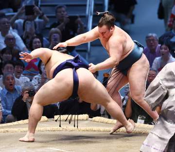 安青錦が横綱大の里から初白星！賜杯争いトップ＆大関復帰まであと2勝「体に感謝です」左足負傷乗り越え【大相撲】