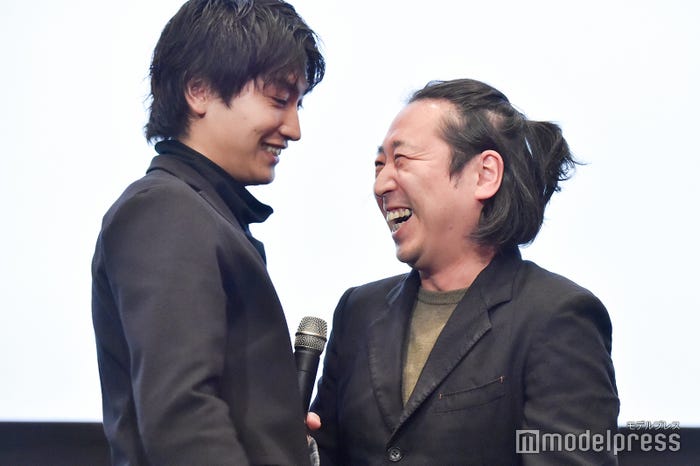 (左から)金子大地、小林啓一監督(C)モデルプレス