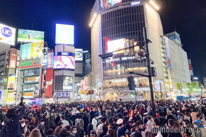 渋谷ハロウィン 警察官多数で厳戒態勢 仮装激減でセンター街にも変化 モデルプレス