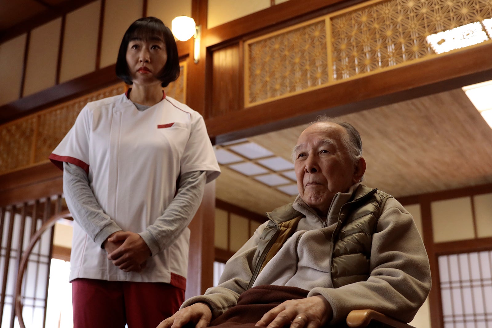 山崎静代、橋爪功「プライベートバンカー」第6話（C）テレビ朝日