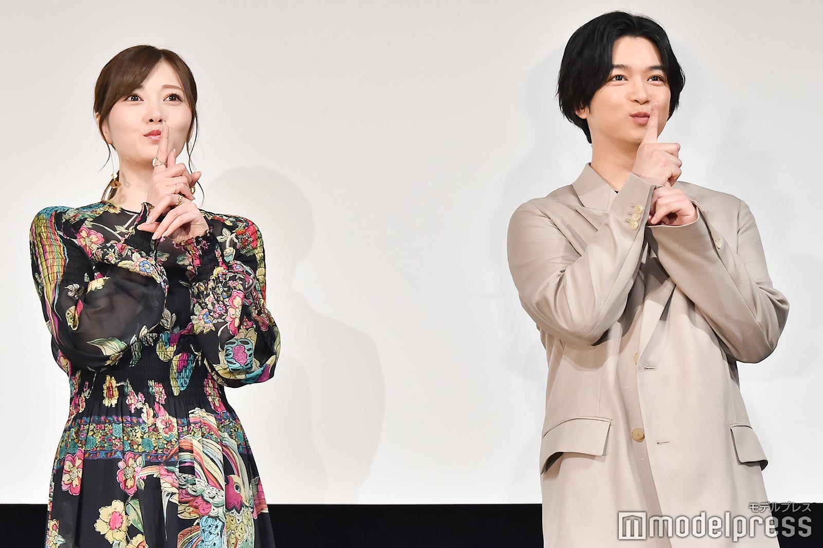 最後に千葉のブログの締めとKing Gnuの主題歌にかけた「どろん」ポーズ／白石麻衣、千葉雄大 （C）モデルプレス