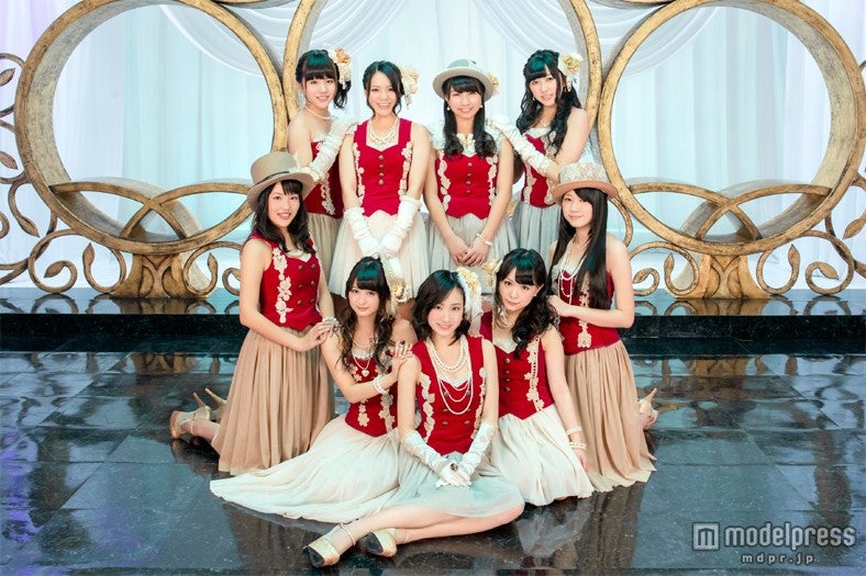 “旅立ち卒業組”が歌った卒業ソング「それを青春と呼ぶ日」のアーティスト写真（前列左から）桑原みずき、小木曽汐莉、矢神久美、平松可奈子、高田志織（後列左から）原望奈美、小林絵未梨、赤枝里々奈、上野圭澄／（C）AKS