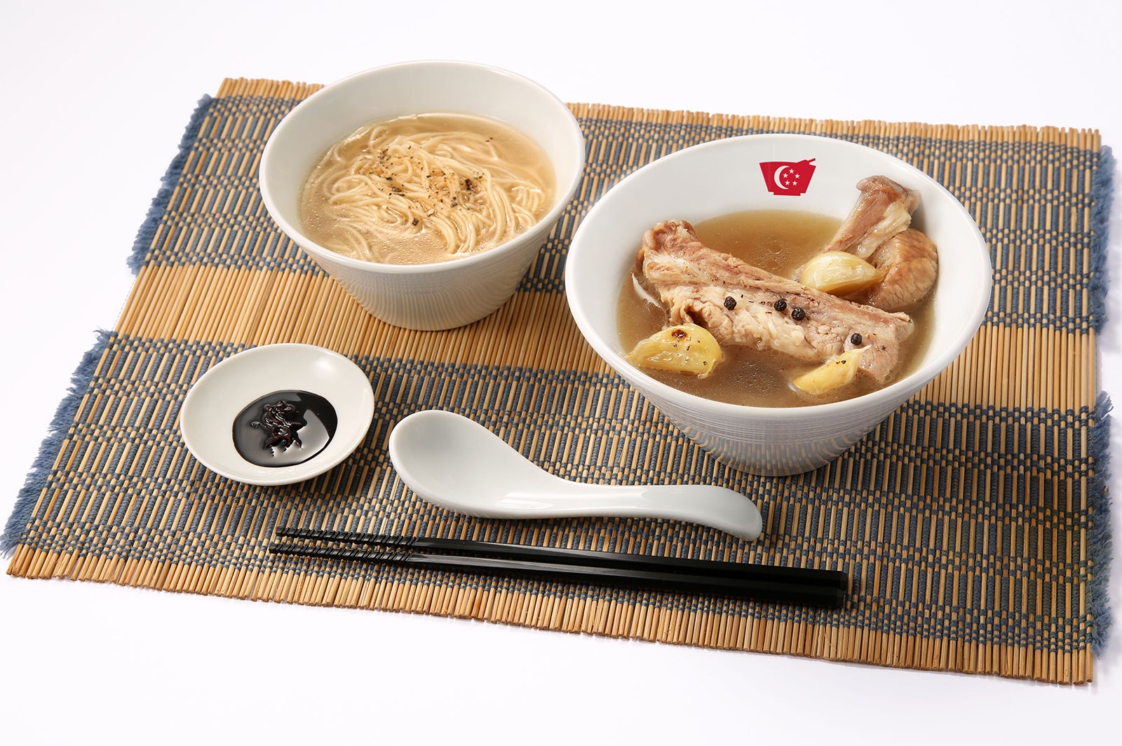 骨つき肉骨茶ソーミンセット980円（税別）／画像提供：クロスロード・ファクトリー