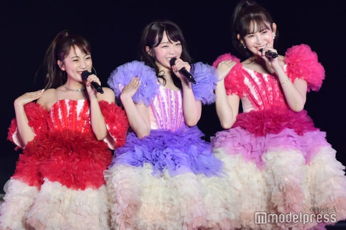 高橋みなみ、峯岸みなみ、小嶋陽菜「峯岸みなみ卒業コンサート~桜の咲かない春はない~」の様子(C)モデルプレス
