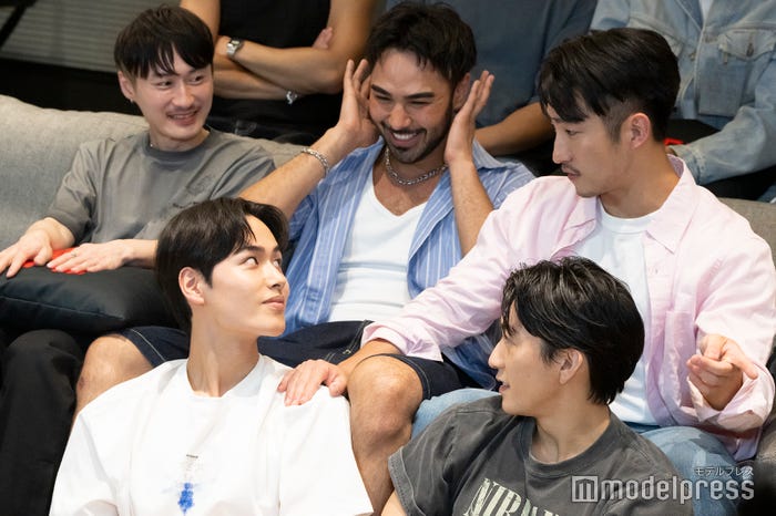 (左から時計回りに)ゲンセイ、アラン、テホン、ダイ、シュン(C)モデルプレス