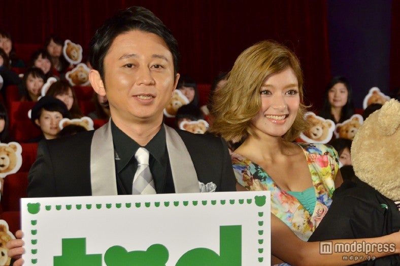 映画「テッド」公開記念イベントに参加したローラと有吉弘行