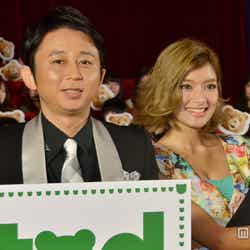 映画「テッド」公開記念イベントに参加したローラと有吉弘行