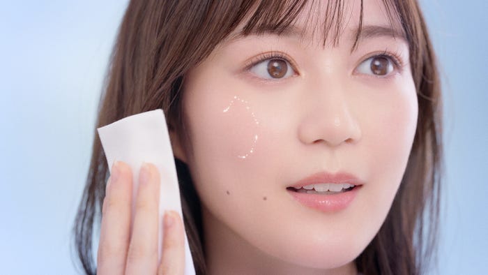 生田絵梨花/新CM「瞳に、シャワーを。」篇より(提供写真)