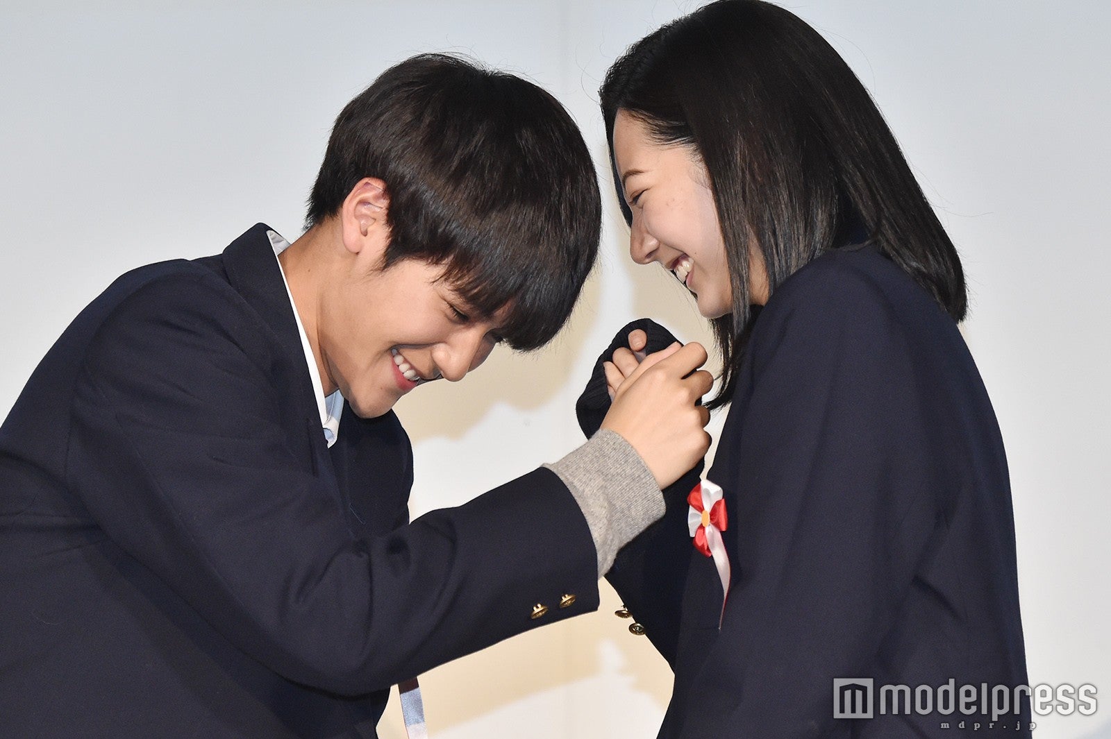 公開あごクイに照れ笑い （C）モデルプレス