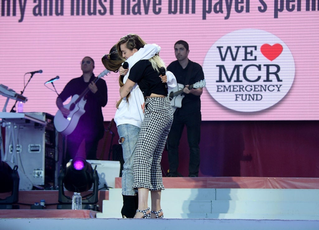 デュエットを披露したアリアナ・グランデとマイリー・サイラス （「The One Love Manchester」／Photo:Getty）