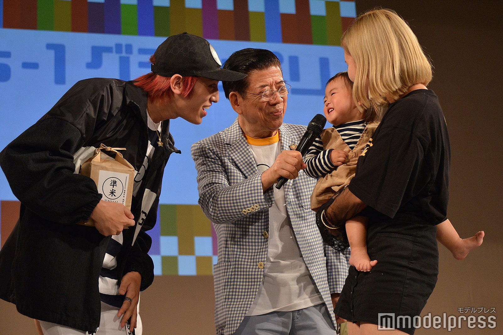 赤ちゃんの顔をのぞく兼近大樹（左）（C）モデルプレス