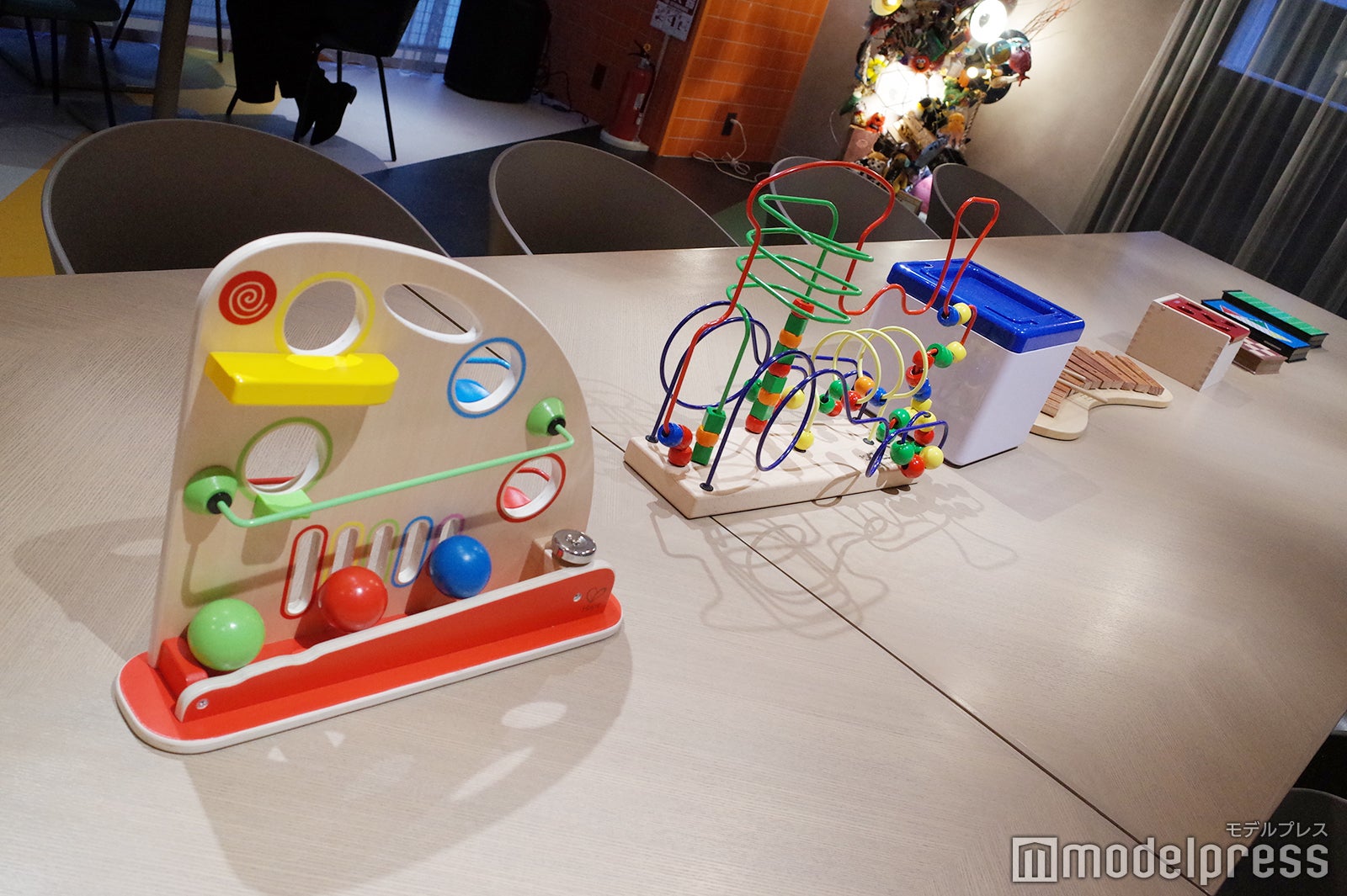 大人はゆっくりコーヒーを飲む傍ら、子どもを玩具で遊ばせられる／lyf銀座東京（C）モデルプレス