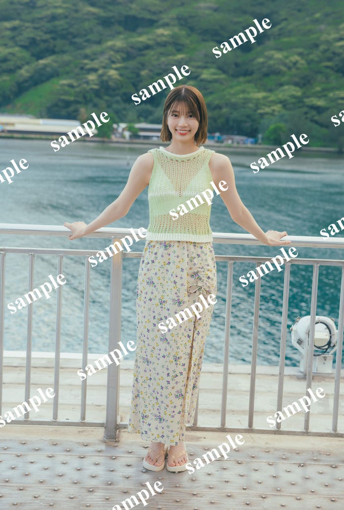 ⾼本彩花1st写真集「僕の記憶の中で」丸善ジュンク堂書店特典ポストカード/撮影:東 京祐 (C)KOBUNSHA