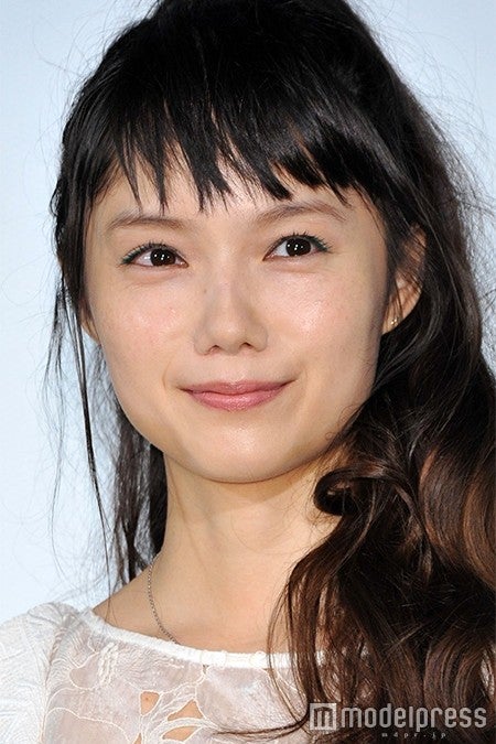 画像7 9 新川優愛の艶ストレートヘア マギーのモテ系ペールトーン 河北麻友子のタッキーコーデ 宮崎あおいのブルーメイク 注目のファッション ヘアメイク モデルプレス