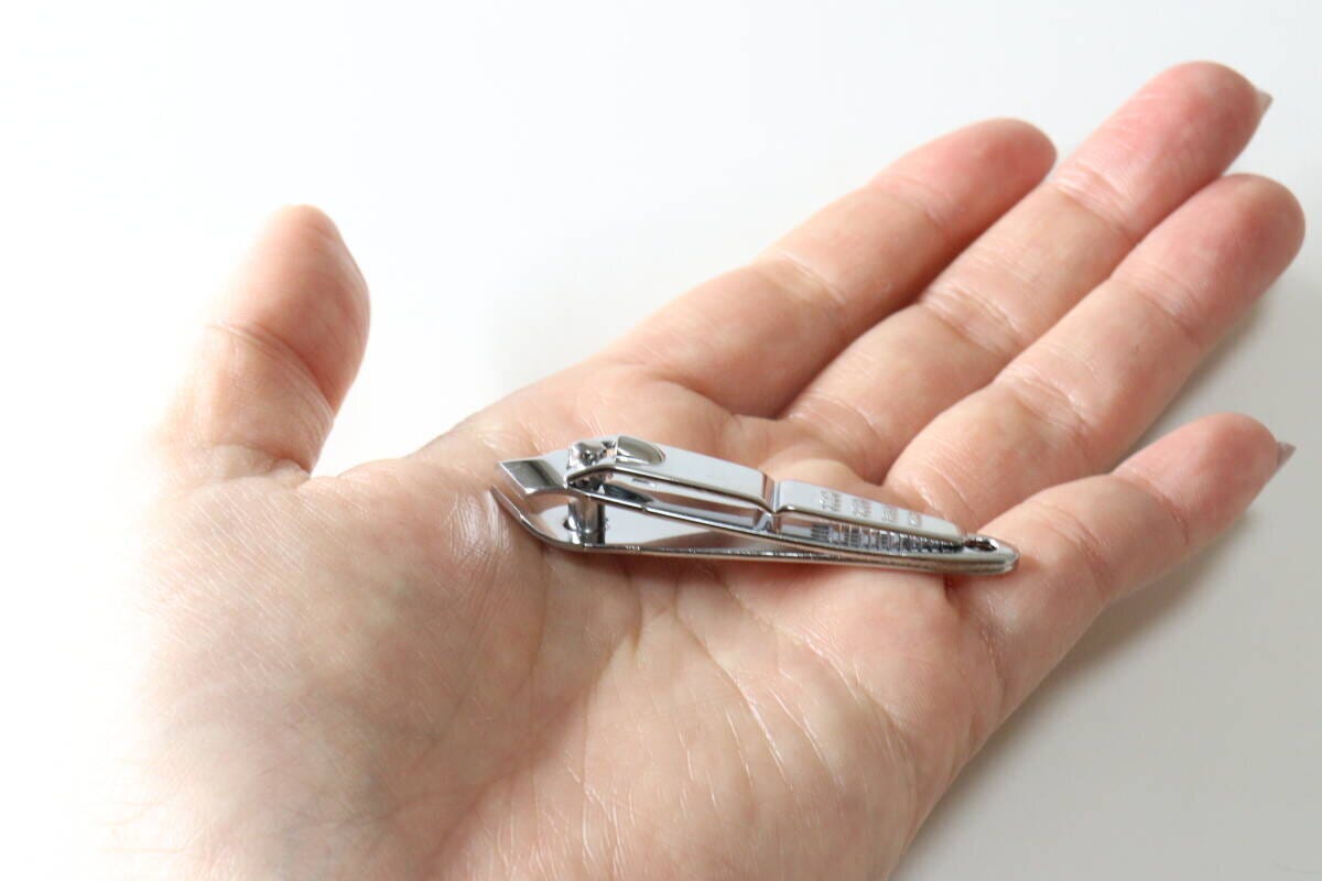 ダイソー 爪切り(E) ダイソーの爪切り(E)を手のひらに乗せる