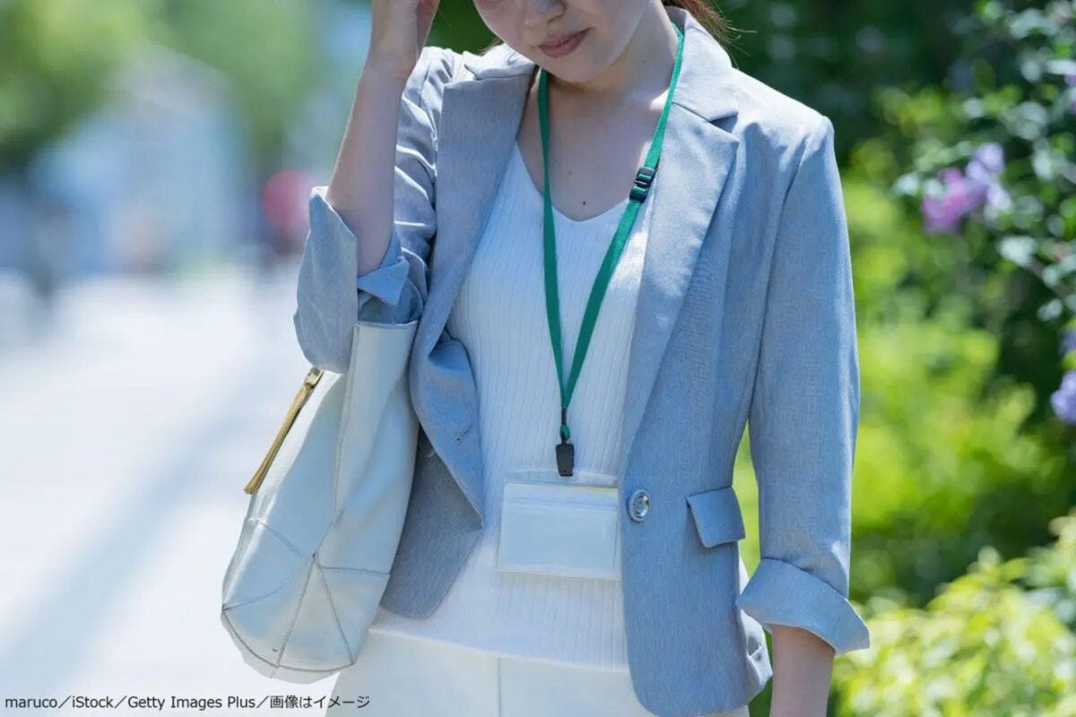 悩む女性社員