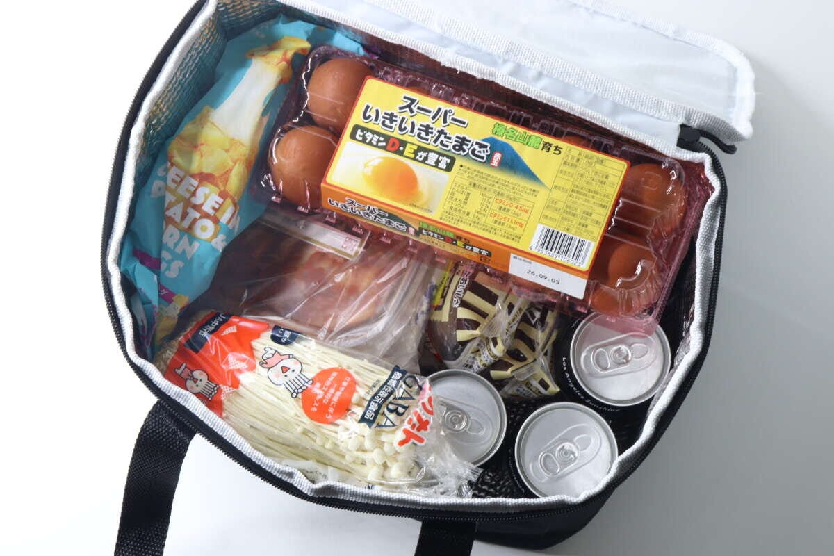 ソフトクーラーバッグに卵パックや飲料缶など様々な食材が詰められている