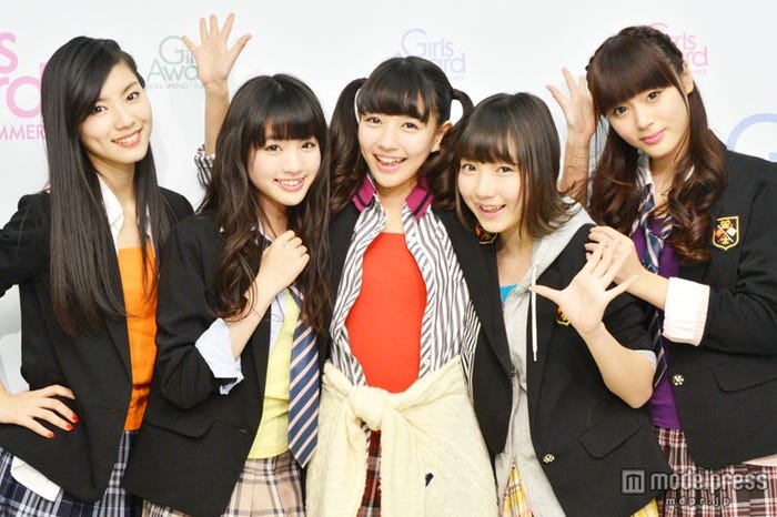 夢みるアドレセンス(左から:小林玲、志田友美、荻野可鈴、京佳、山田朱莉)