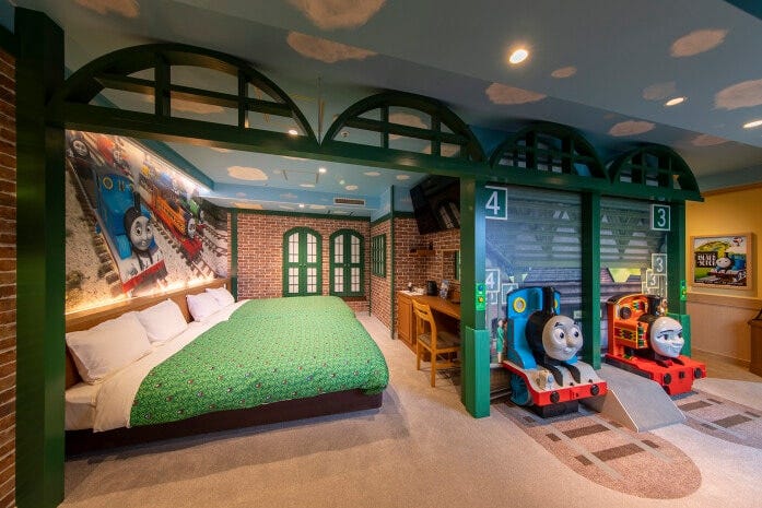 駅のホームにトーマスとニアが停車しているイメージです