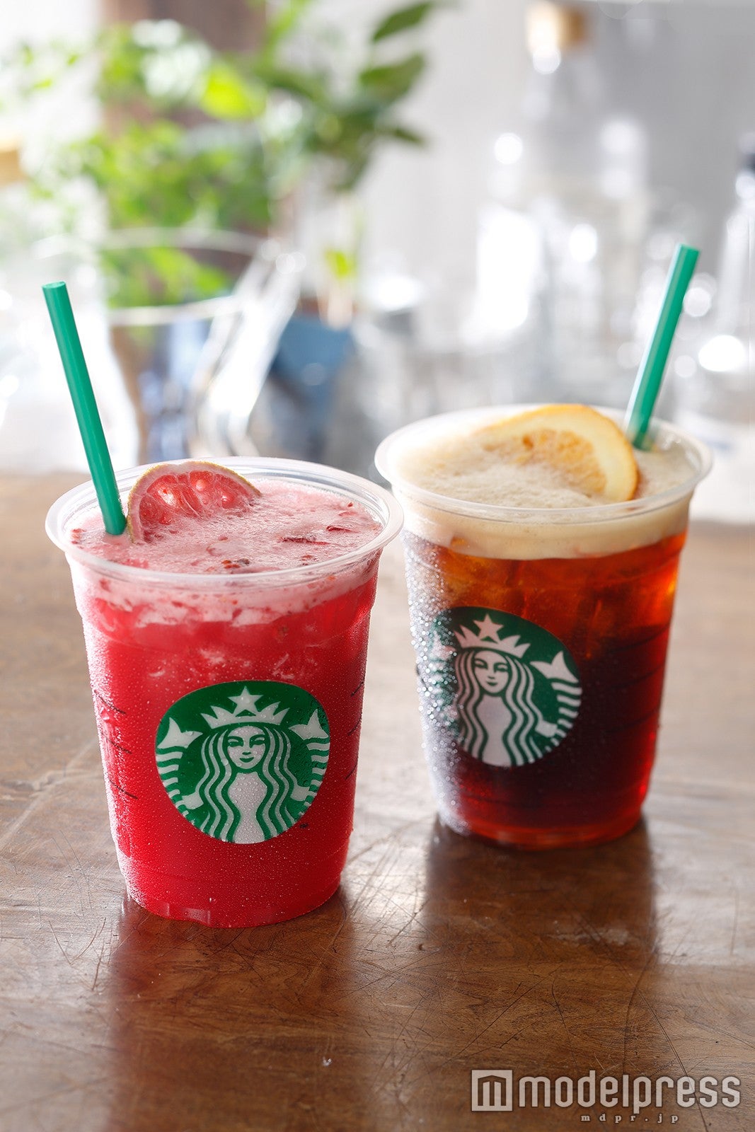 （左）シェイクン ストロベリー パッション ティー、（右）シェイクン アイス バレンシア コーヒー