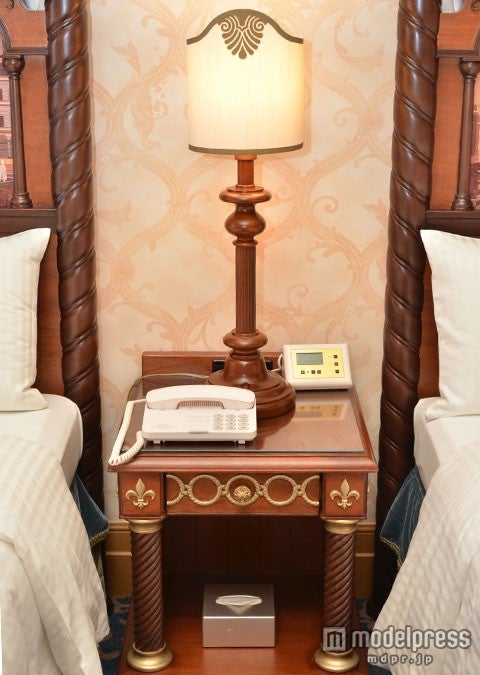 「ヴェネツィア・サイド」と「ポルト・パラディーゾ・サイド」共通のベッドサイドテーブル