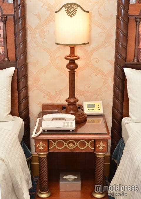 「ヴェネツィア・サイド」と「ポルト・パラディーゾ・サイド」共通のベッドサイドテーブル