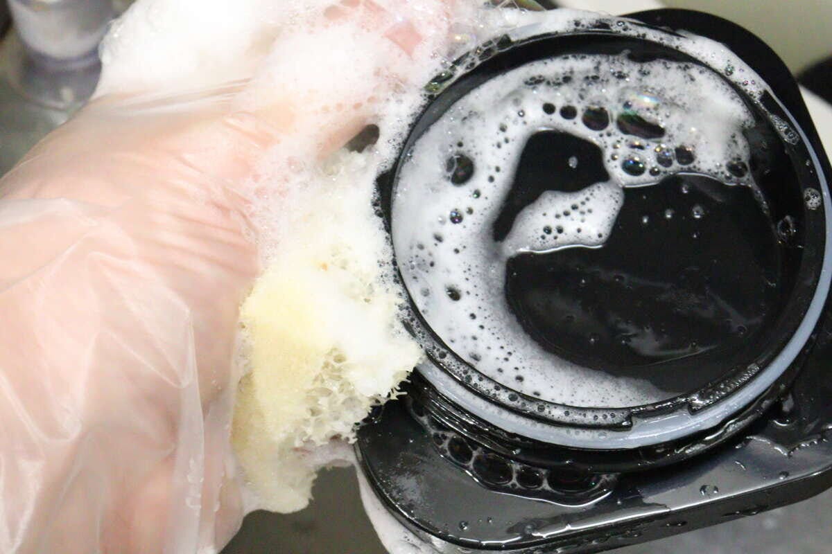 ダイソーのはずれにくいポリエチレン手袋で洗い物をする