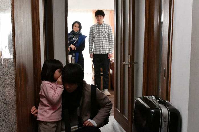 稲垣来泉、佐野勇斗、菅野美穂、田中直樹/「砂の塔~知りすぎた隣人」第9話より(C)TBS