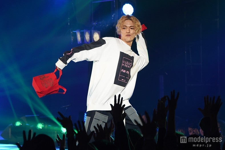 こんどうようぢ、「女子博」登場で黄色い声援 “プレゼント”に観客興奮