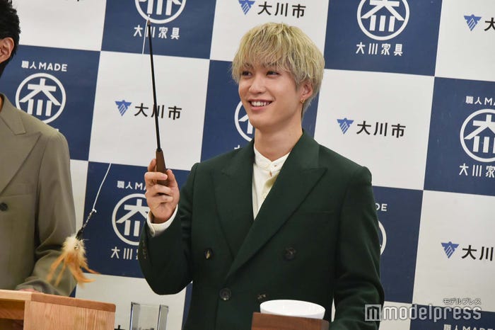 猫じゃらしを操る藤原樹 (C)モデルプレス