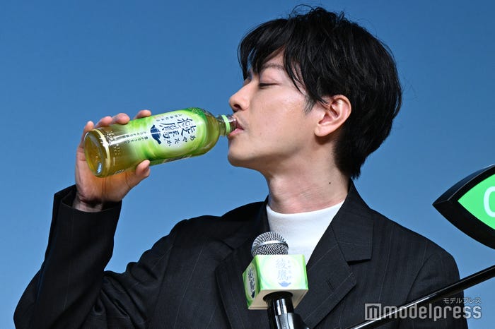 綾鷹を飲む佐藤健(C)モデルプレス