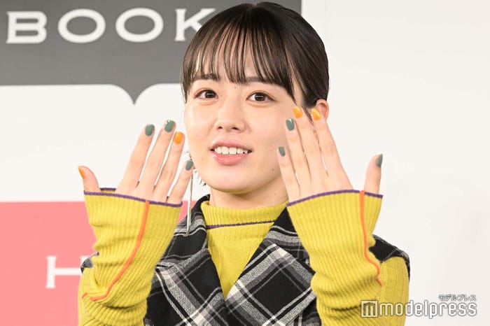 ネイルを見せる伊原六花 (C)モデルプレス