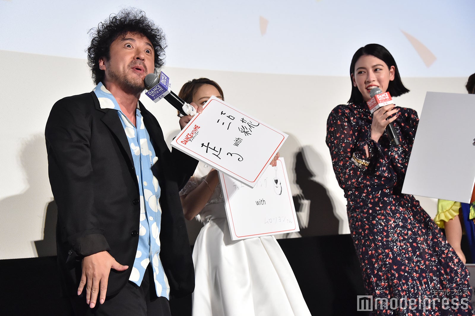 （左から）ムロツヨシ、chay、三吉彩花（C）モデルプレス