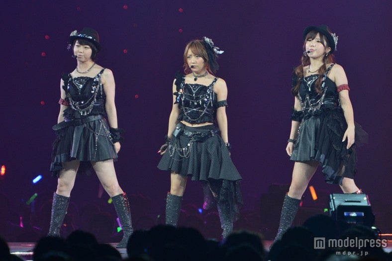（左から）峯岸みなみ、高橋みなみ、宮崎美穂／「AKB48 2013 真夏のドームツアー～まだまだ、やらなきゃいけないことがある～」東京ドーム公演2日目より