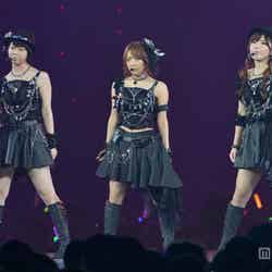 （左から）峯岸みなみ、高橋みなみ、宮崎美穂／「AKB48 2013 真夏のドームツアー～まだまだ、やらなきゃいけないことがある～」東京ドーム公演2日目より