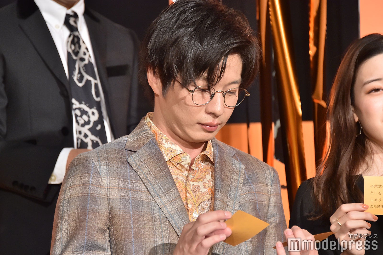 映画を観たファンの感想メッセージを真剣に読む田中圭（C）モデルプレス