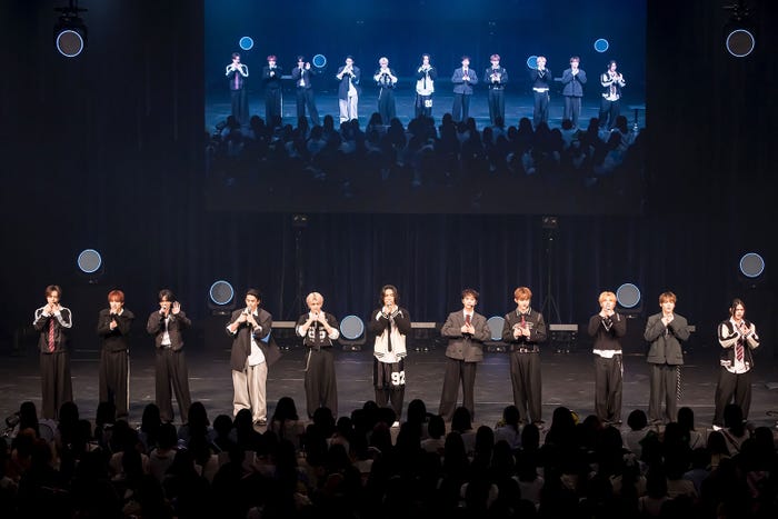 INI/佐野雄大、尾崎匠海、藤牧京介、西洸人、高塚大夢、池崎理人、後藤威尊、田島将吾、許豊凡、木村柾哉、松田迅(C)LAPONE ENTERTAINMENT