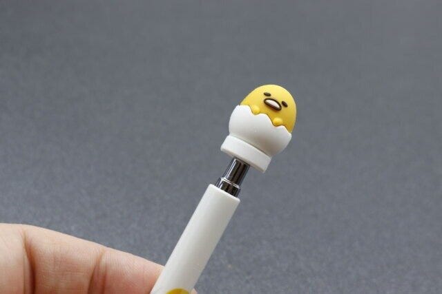 ダイソーの超かわいいマスコットボールペン（ぐでたま）、修正テープ