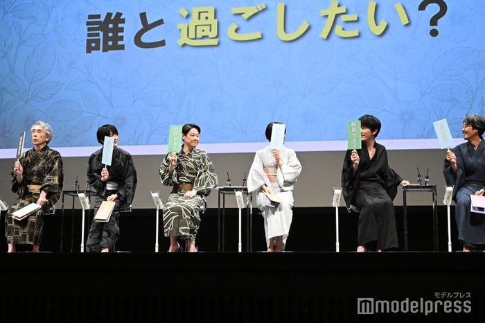 「1週間の夏休みを貰えたら…誰と過ごしたい?」(左から)段田安則、板垣李光人、阿部サダヲ、松たか子、杉野遥亮、岡部たかし(C)モデルプレス