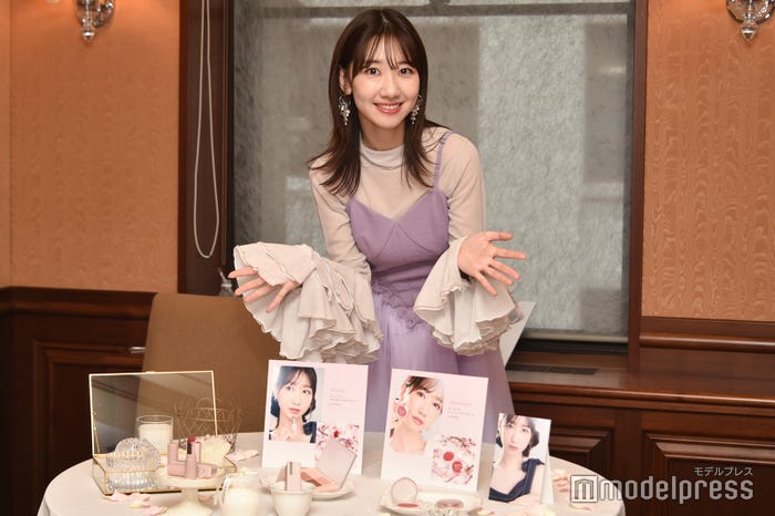 「子供」のようなプロデュースコスメと写る柏木由紀(C)モデルプレス
