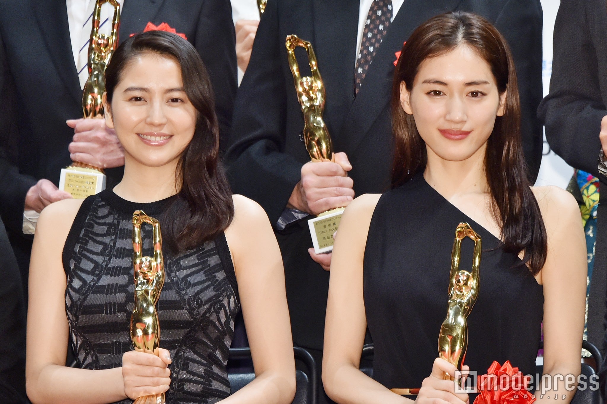 「第70回毎日映画コンクール」表彰式に登壇した（左から）長澤まさみと綾瀬はるか（C）モデルプレス