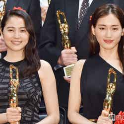 「第70回毎日映画コンクール」表彰式に登壇した（左から）長澤まさみと綾瀬はるか（C）モデルプレス