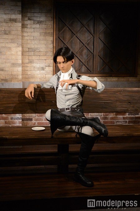 「進撃の巨人・ザ・リアル 4-D」クロノイド／リヴァイとは一緒に並んで写真撮影ができる