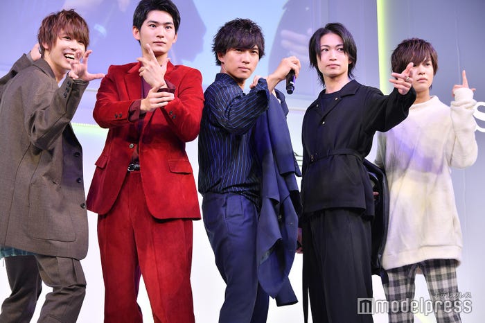 撮影OKタイムでそれぞれ決めポーズをする小原唯和、押田岳、岡田龍太郎、綱啓永、奥野壮 (C)モデルプレス