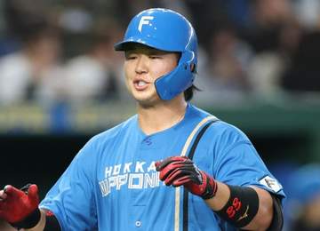 これは痛い・・・日本ハム・進藤が悶絶 ファウルが直撃でうずくまる 新庄監督も心配そうに「×」と問いかけるもプレー続行 球場拍手